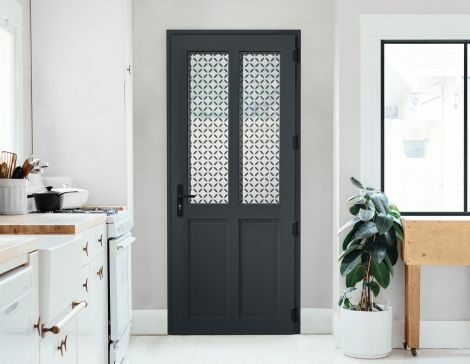 porte d'entrée pvc vitrée ral 7006 avec 2 vitrages plein sablé dans un intérieur de maison moderne